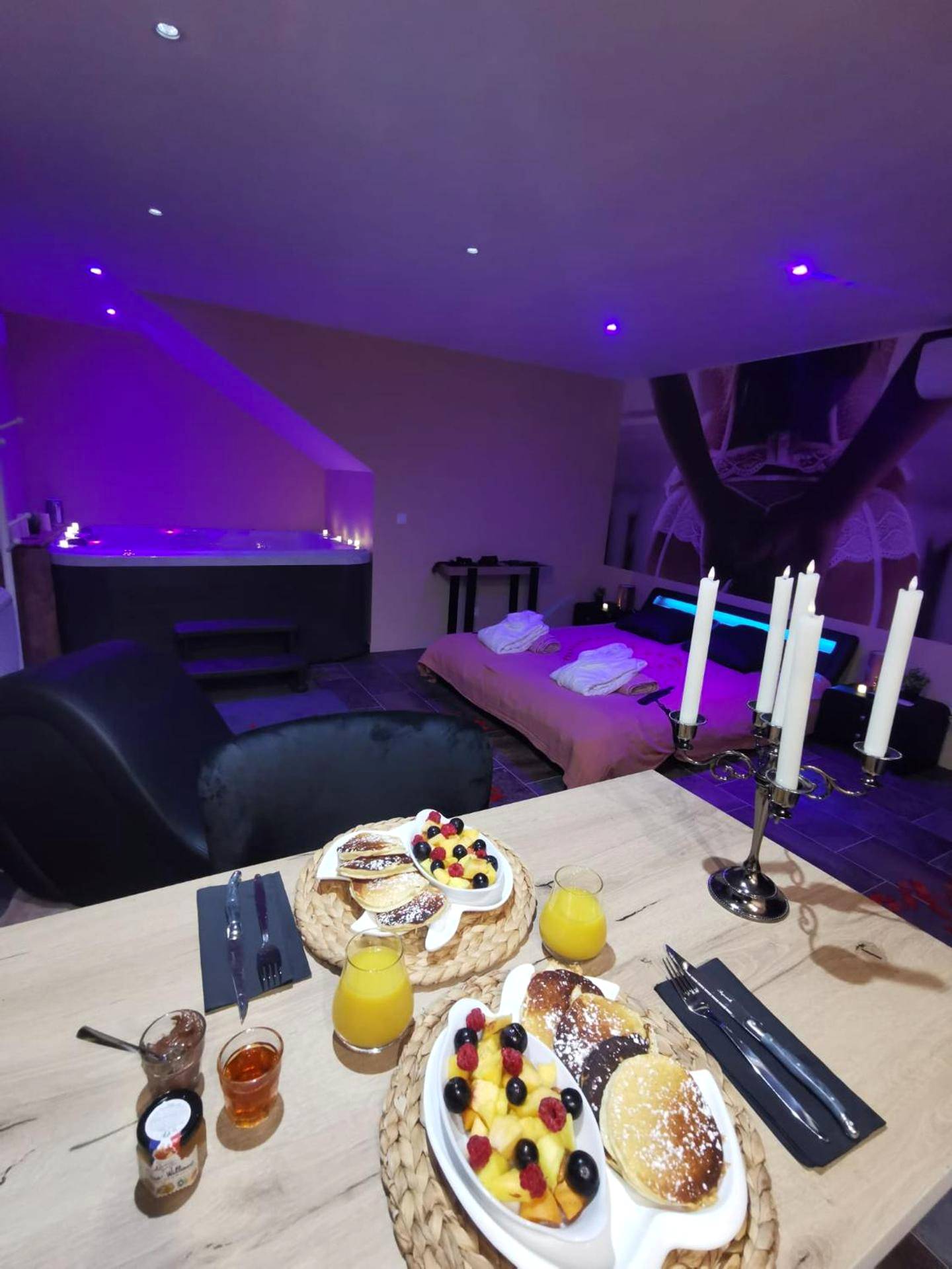 Petit - déjeuner gourmand servi face au spa - La parenthèse Love room