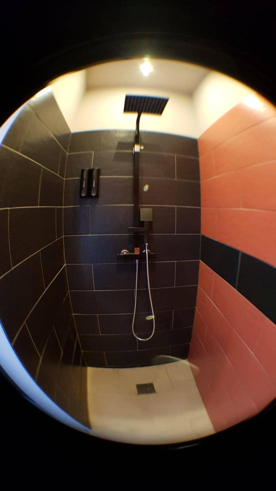 Douche à l'italienne avec carrelage bicolore - Une Parenthese