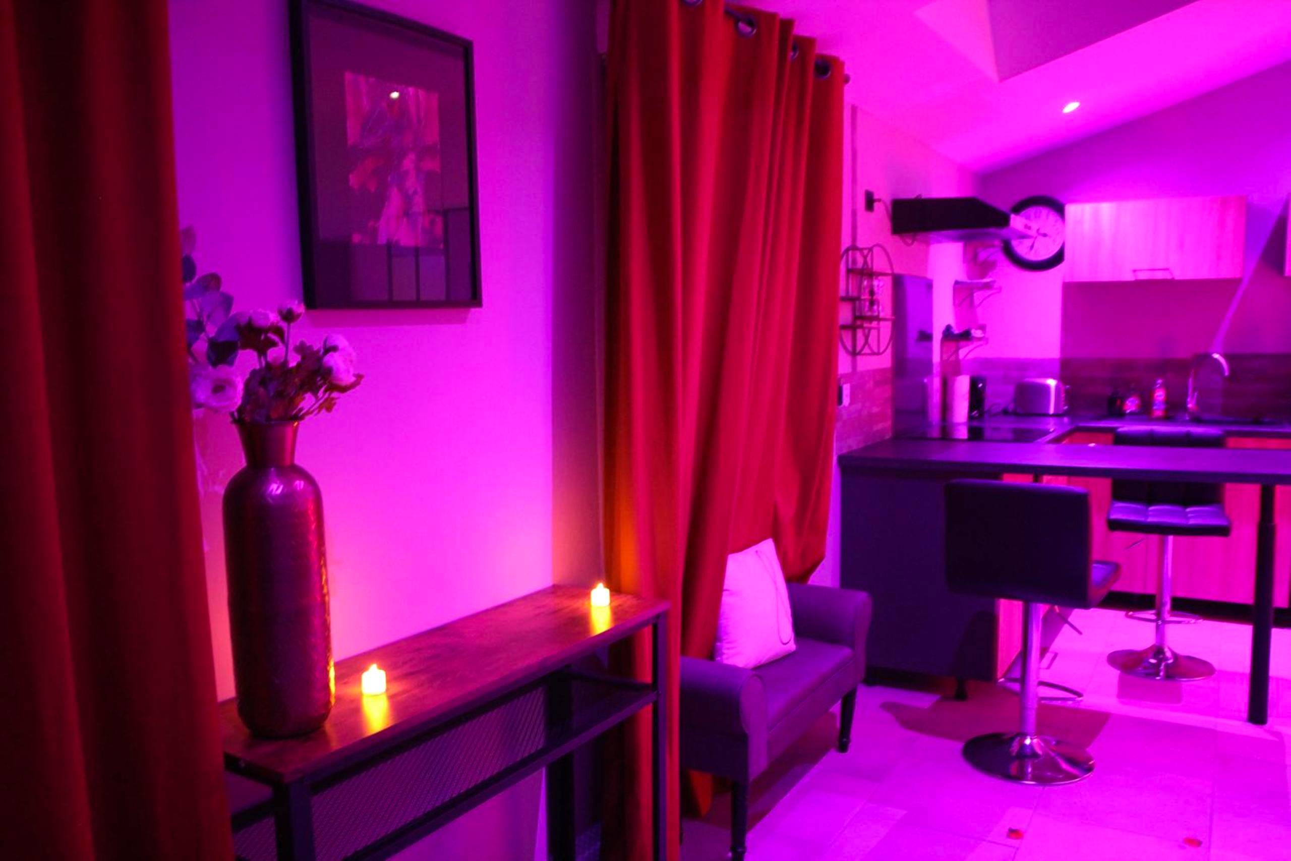 Espace cuisine et salon avec ambiance tamisée - Une Parenthese