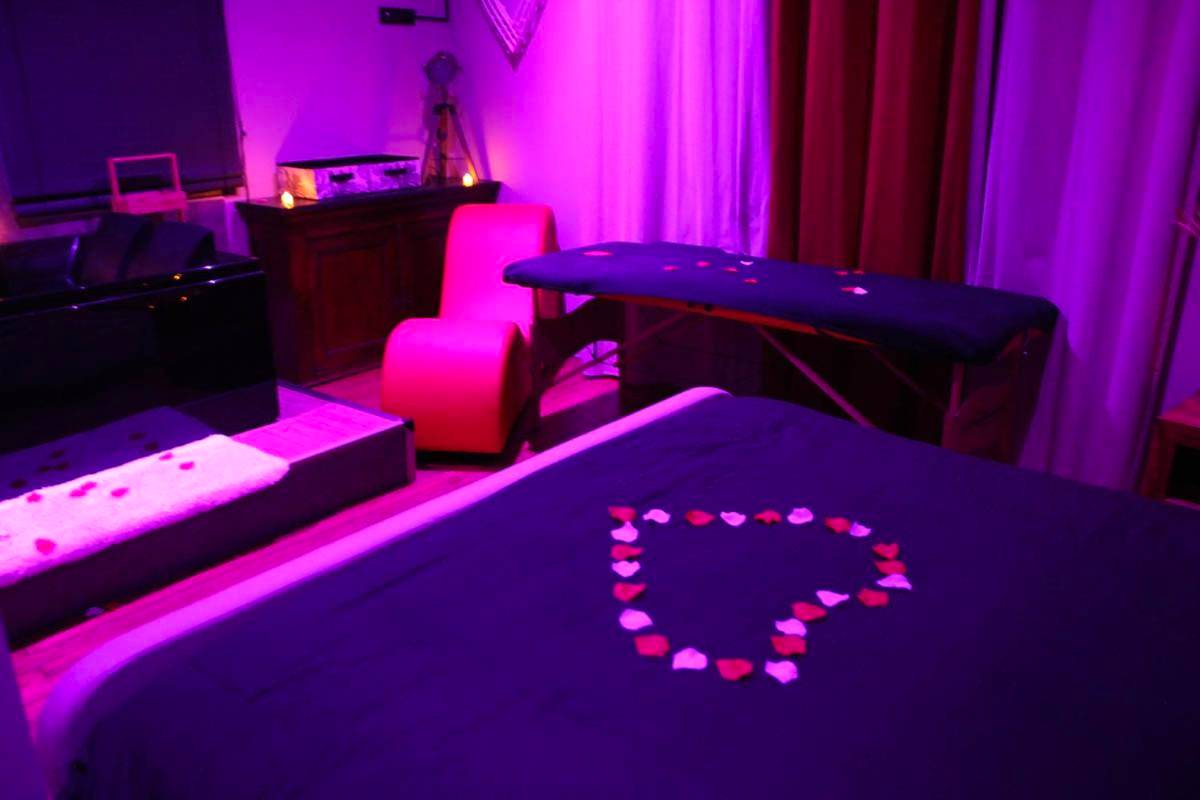 Lit avec pétales de rose en forme de cœur - Une Parenthese