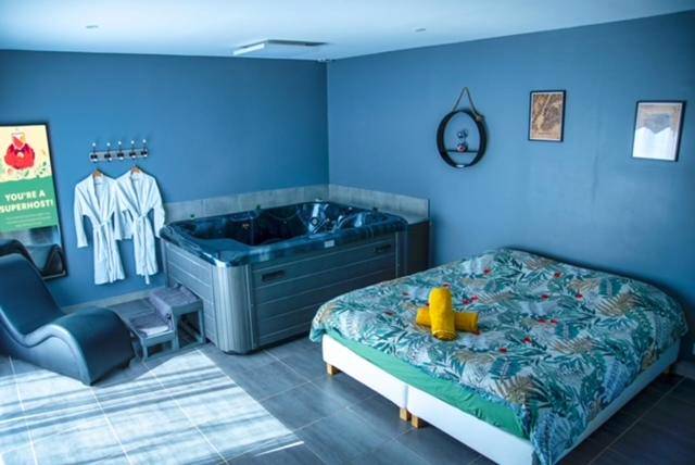 Jacuzzi privatif et lit avec serviettes jaunes - Love Room Saint - Bauzille - de - la - Sylve - Love Room - La Parenthèse