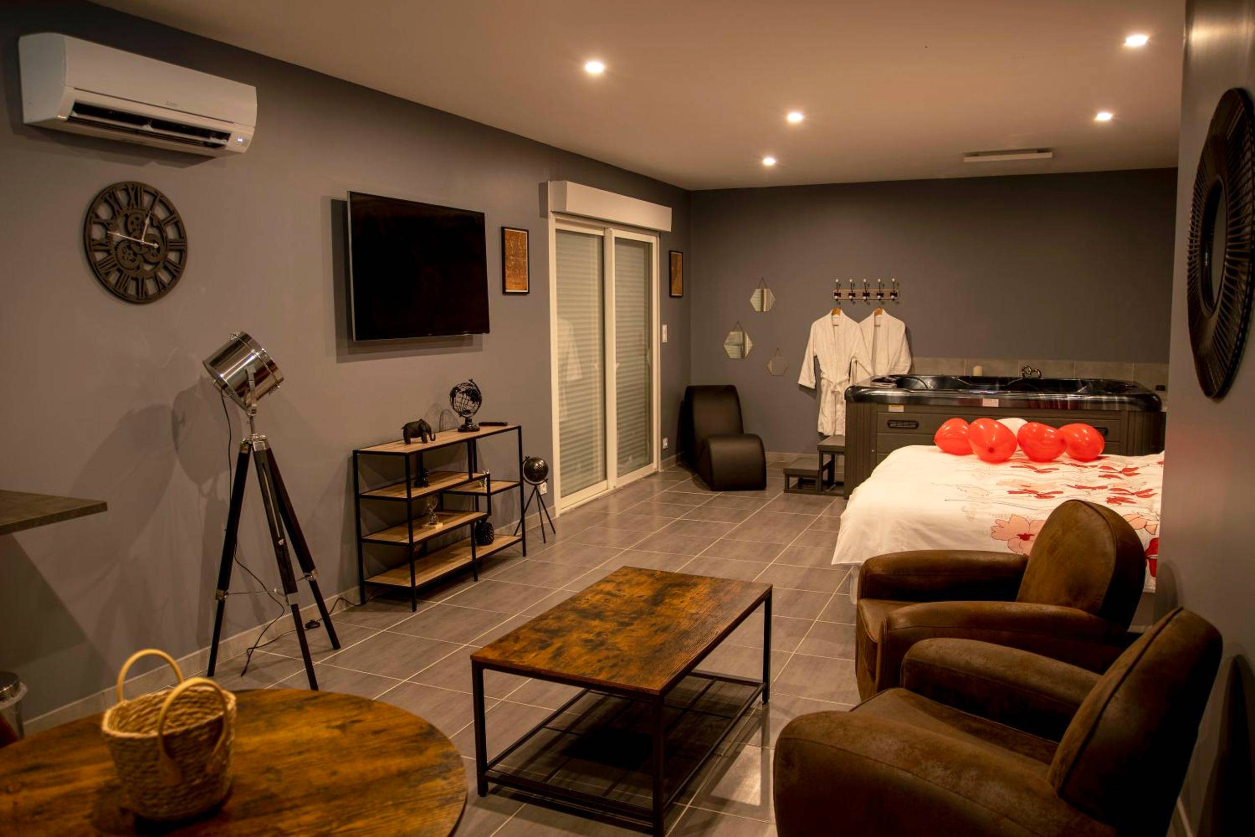 Salon avec fauteuils club et ballons rouges - Love Room - La Parenthèse