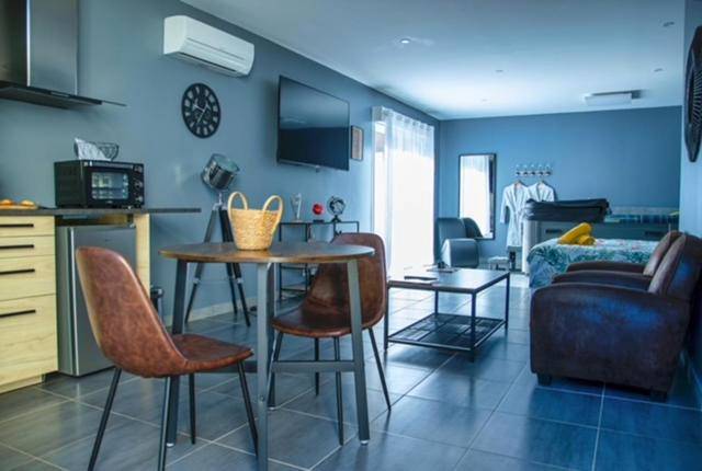 Coin repas et cuisine ouverte sur le séjour - Love Room - La Parenthèse