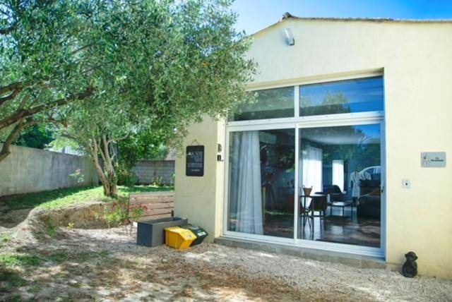 Façade avec baie vitrée et olivier - Love Room - La Parenthèse