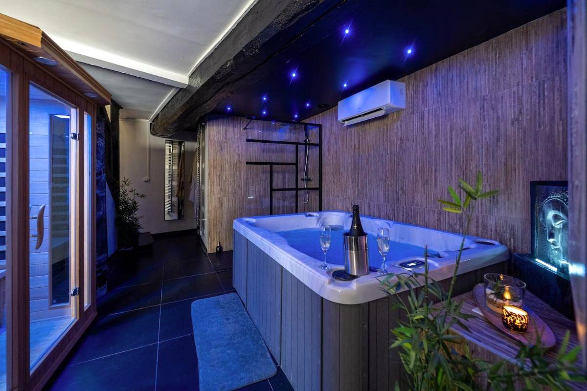 Jacuzzi privatif et sauna sous ciel étoilé - Love Room Auxerre - Love Room, La Parenthèse, Auxerre