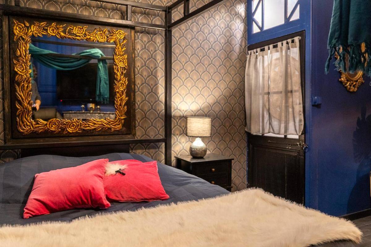 Lit double avec coussins roses et miroir doré - Love Room, La Parenthèse, Auxerre