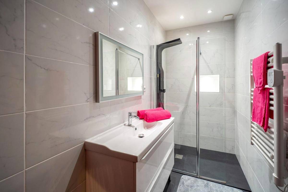 Salle de bain moderne avec douche à l'italienne - Love Room, La Parenthèse, Auxerre