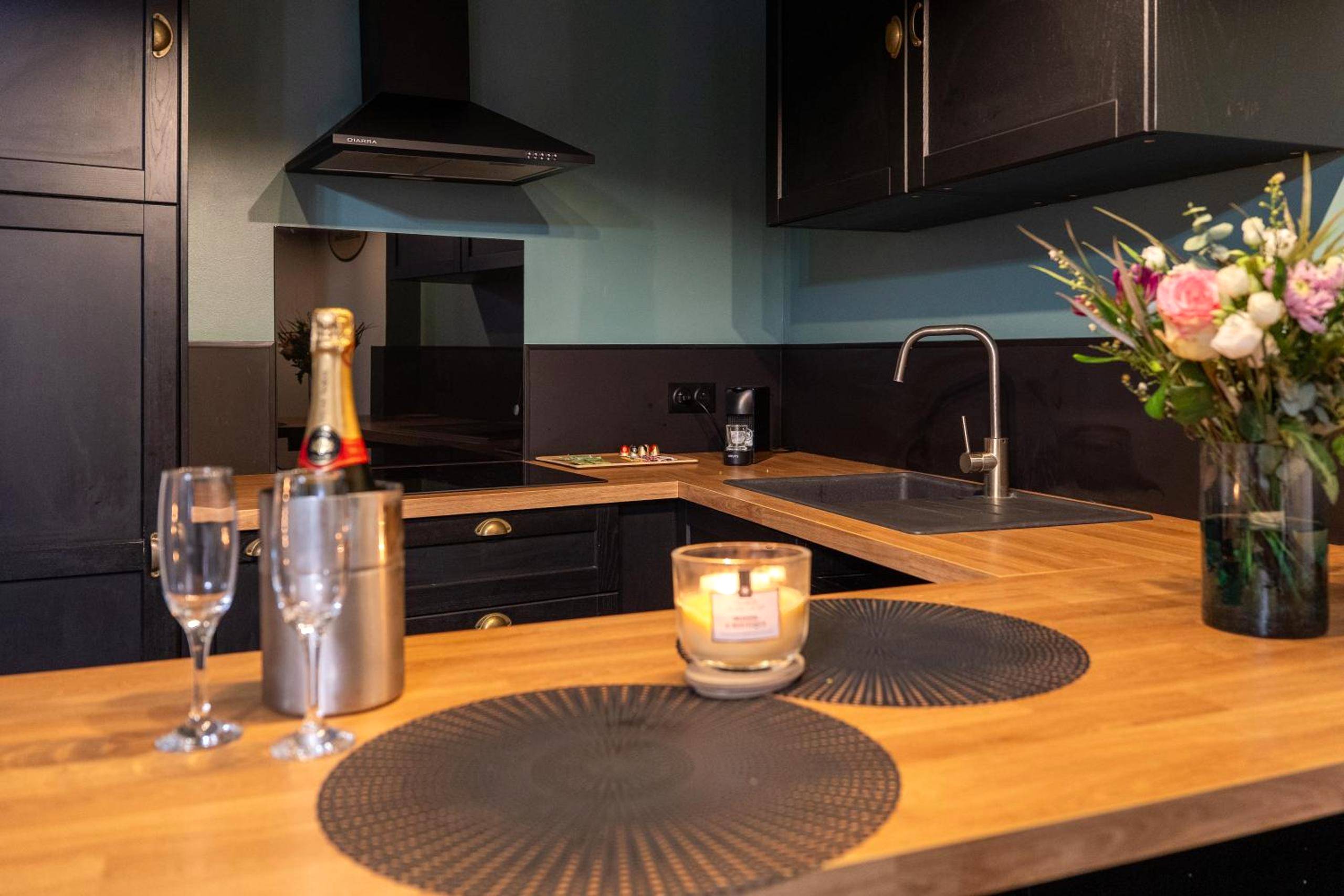 Cuisine équipée avec bouteille de champagne - Love Room, La Parenthèse, Auxerre