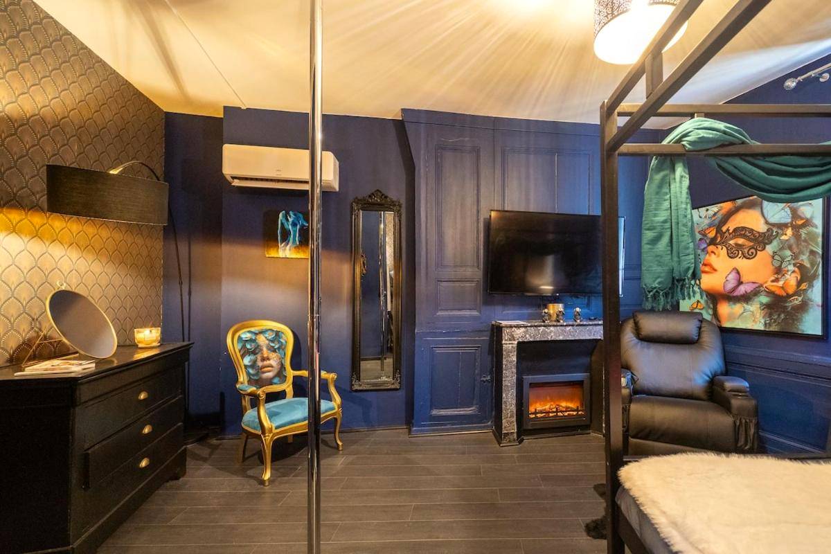 Salon avec barre de pole dance et cheminée - Love Room, La Parenthèse, Auxerre