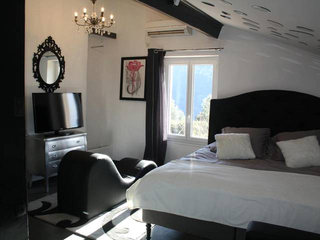 Chambre avec lit king size et fauteuil tantra - Love Room Toulon - LA PARENTHESE AMOUREUSE