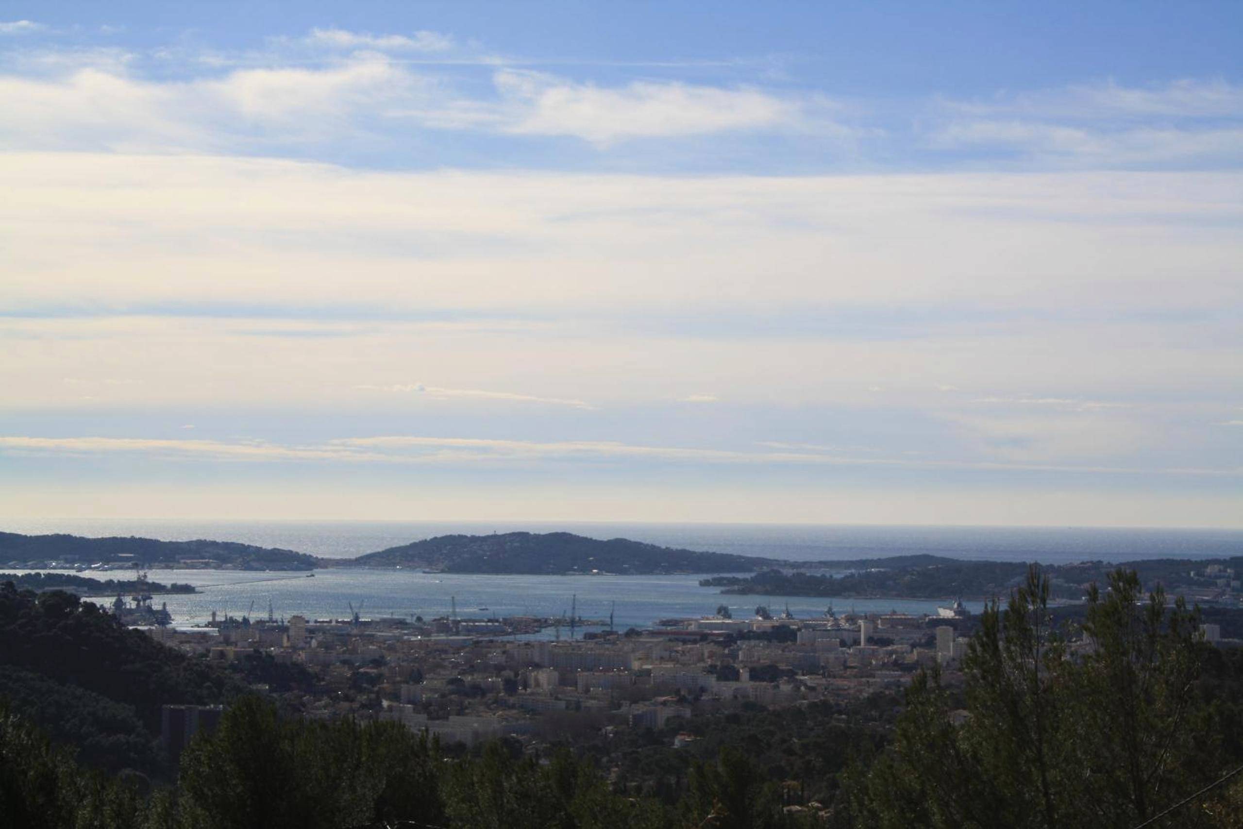 Vue panoramique sur la mer et la ville - LA PARENTHESE AMOUREUSE