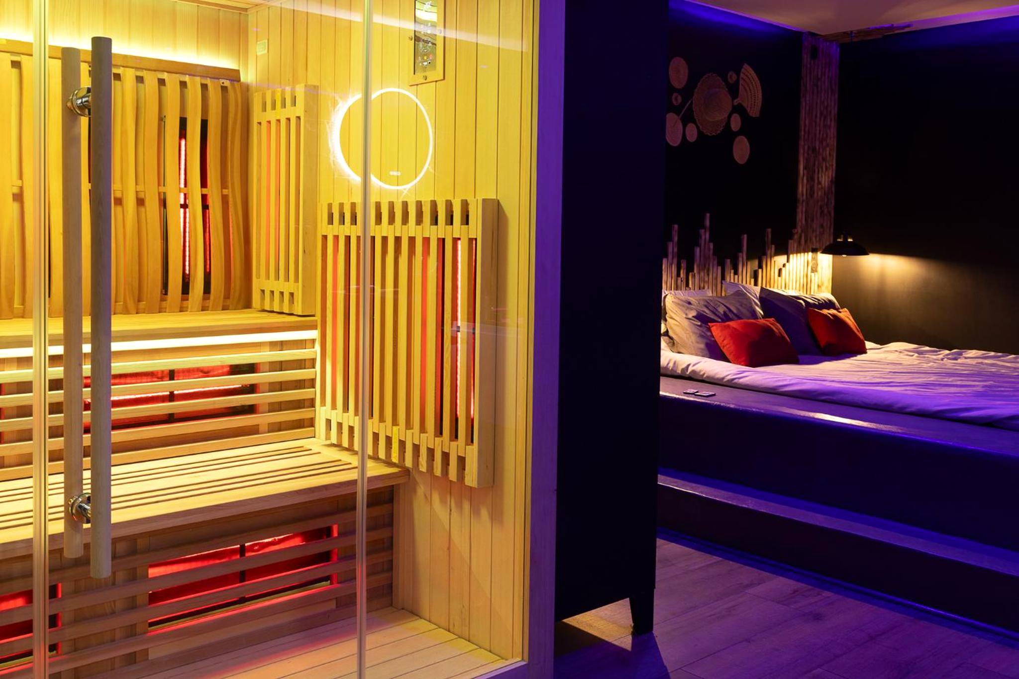 Sauna infrarouge et lit double en arrière - plan - Love Room Charleville - Mézières - UNE PARENTHESE ARDENNAISE