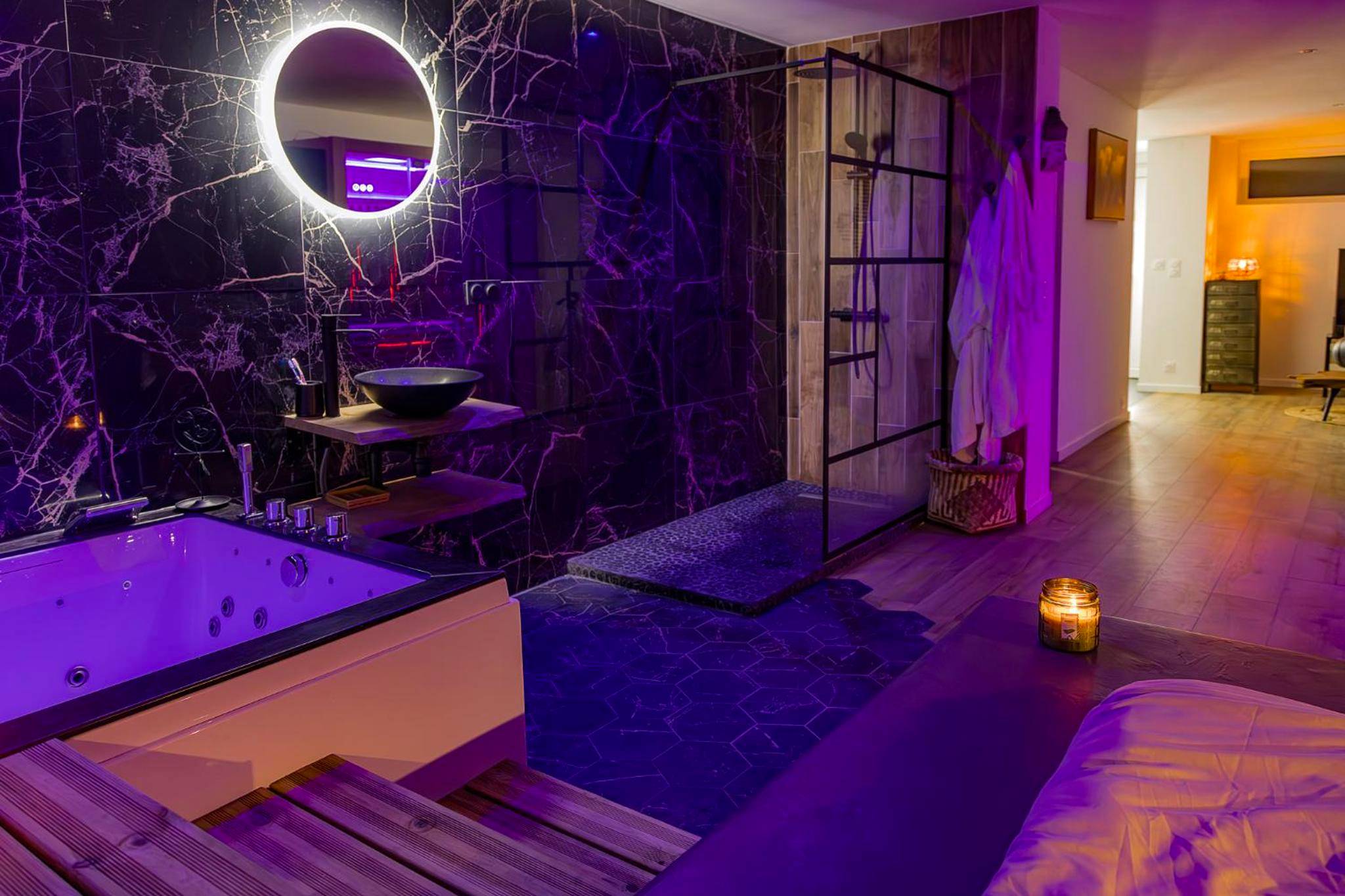 Baignoire balnéo et douche à l'italienne - UNE PARENTHESE ARDENNAISE