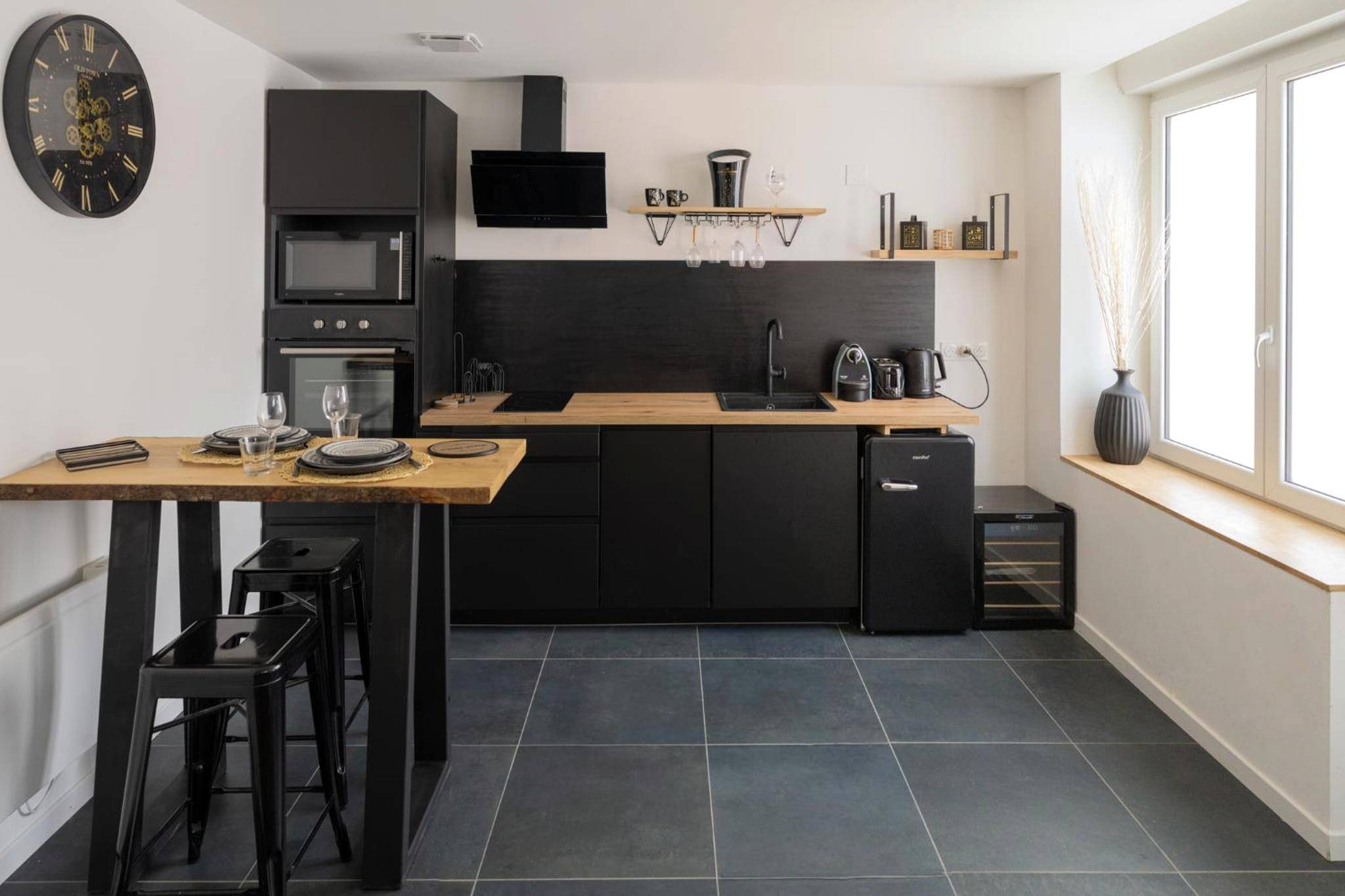 Cuisine équipée moderne avec coin repas - UNE PARENTHESE ARDENNAISE