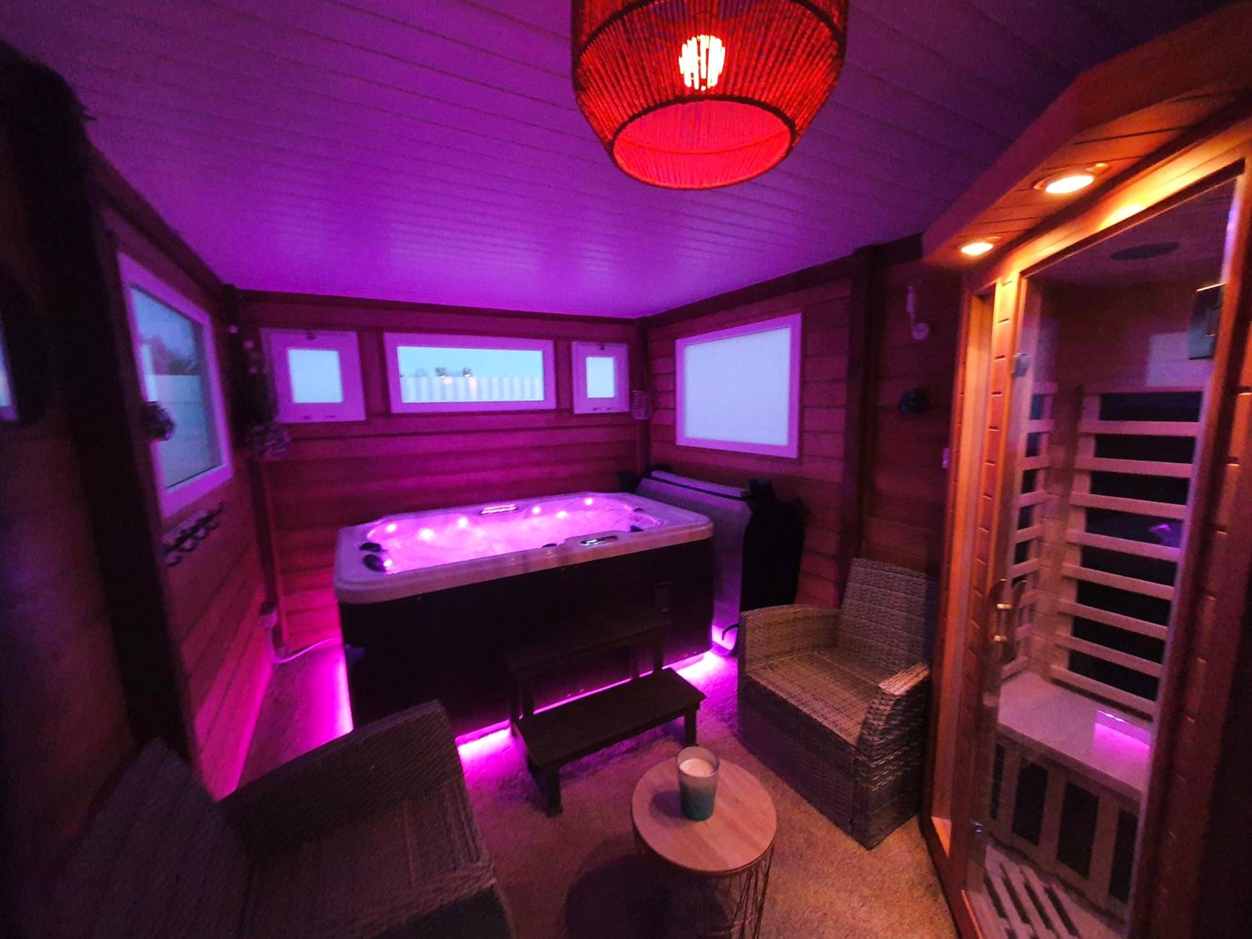 Jacuzzi et sauna avec éclairage rose - Love Room Le Pouzin - Parenthèse Bien - Être