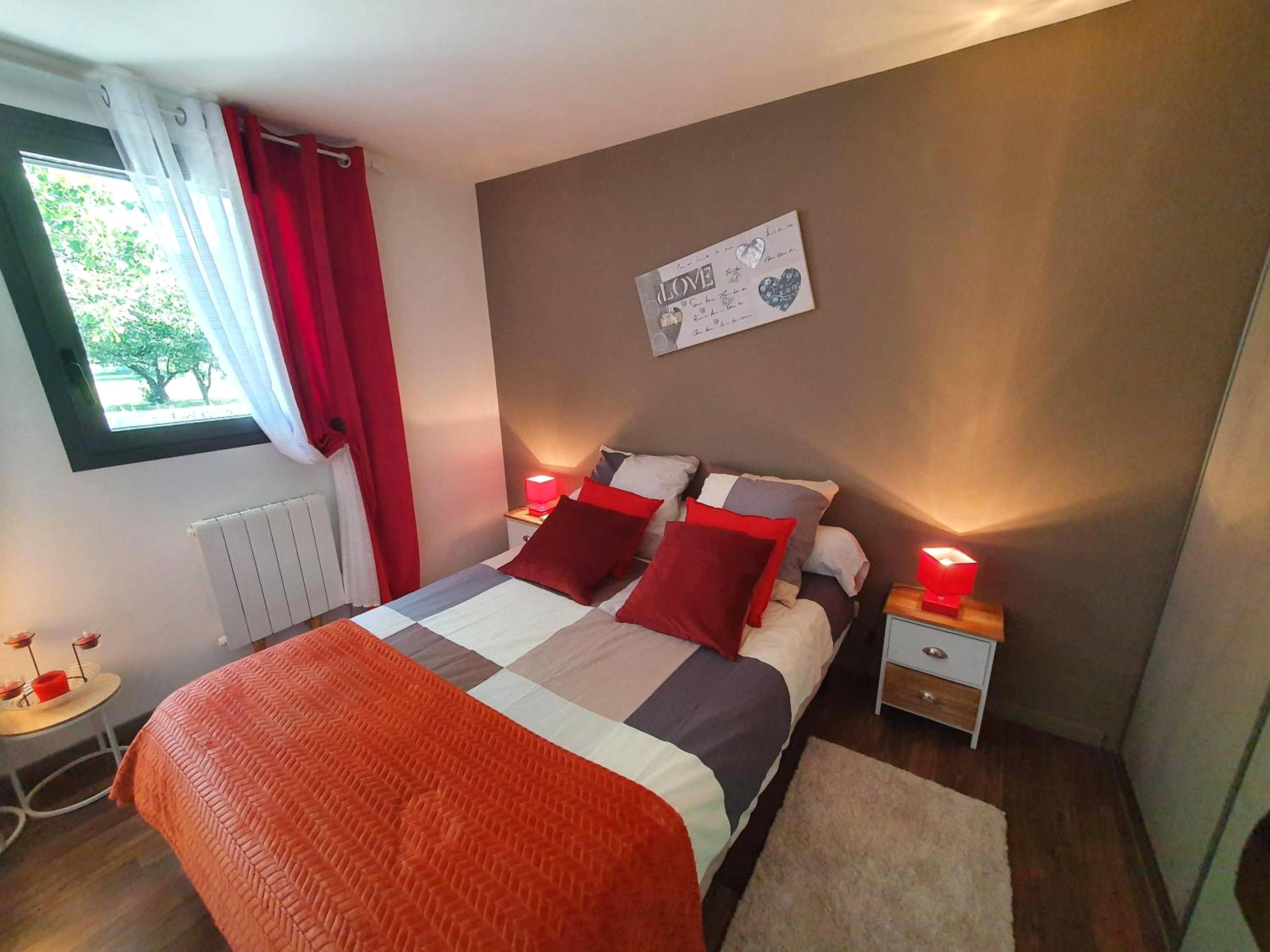 Chambre avec lit double et touches de rouge - Parenthèse Bien - Être