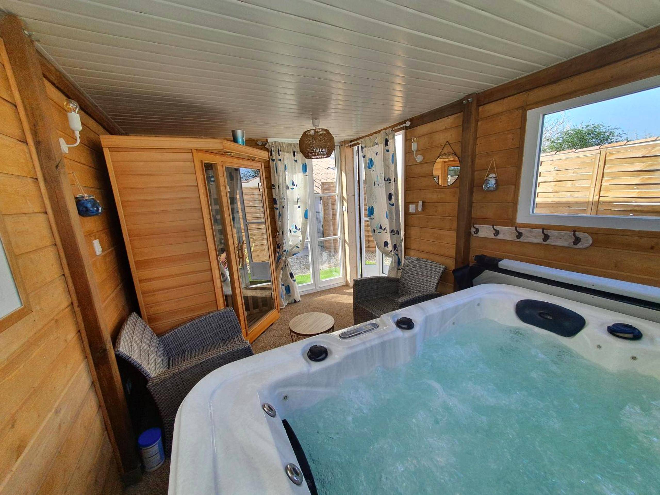 Espace bien - être avec jacuzzi et sauna en bois - Parenthèse Bien - Être