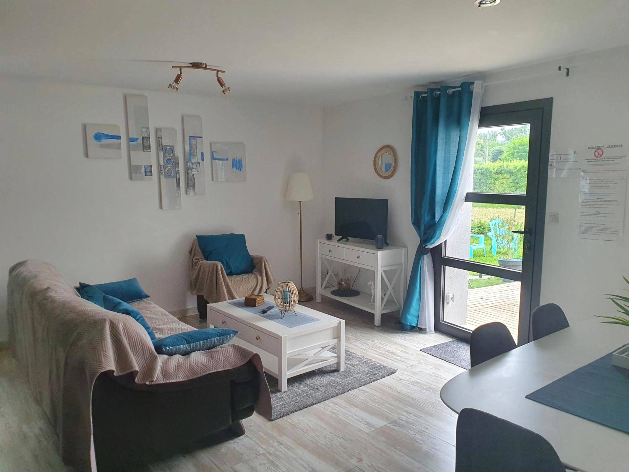 Salon lumineux avec canapé et accès terrasse - Parenthèse Bien - Être