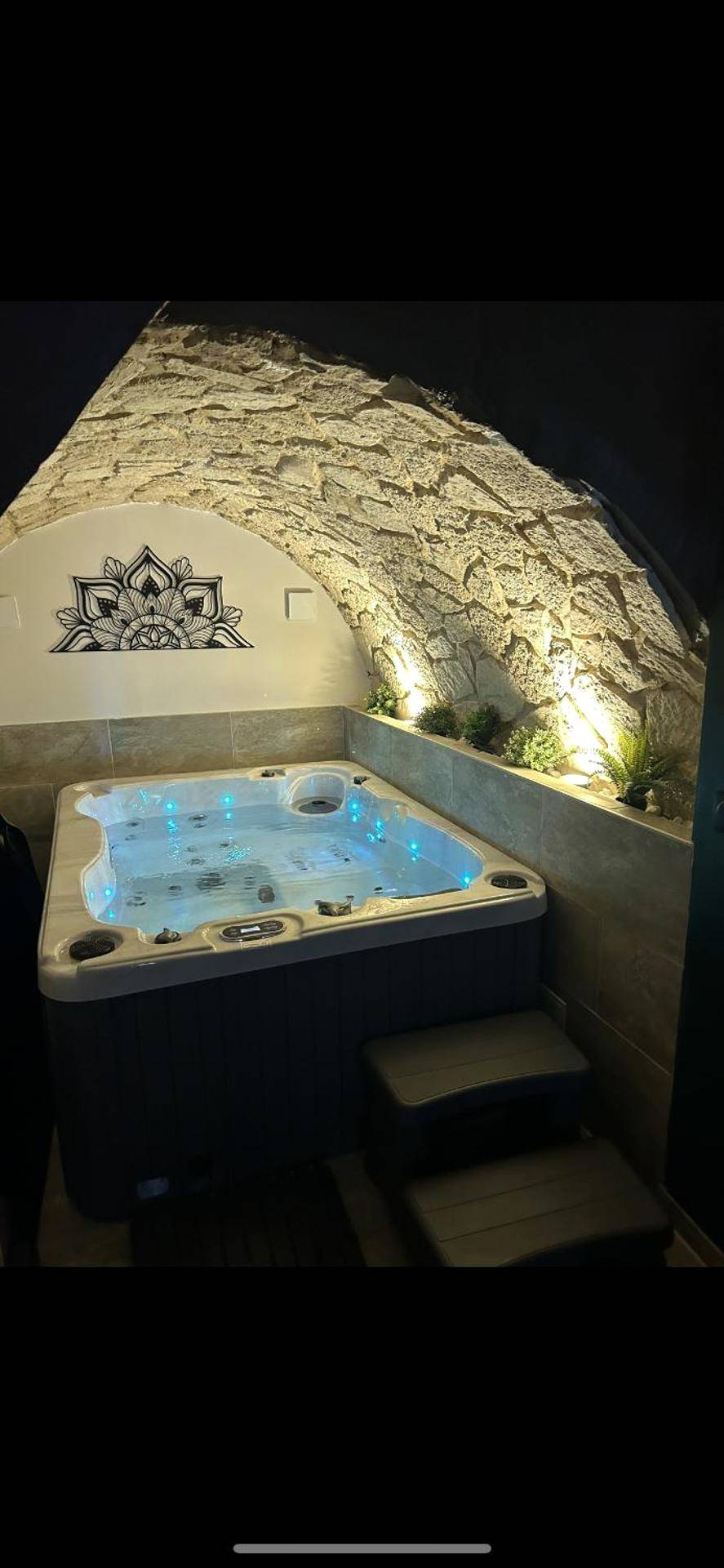 Jacuzzi privatif sous voûte en pierre éclairée - Love Room Carnoules - Love room La Parenthèse Carnoules