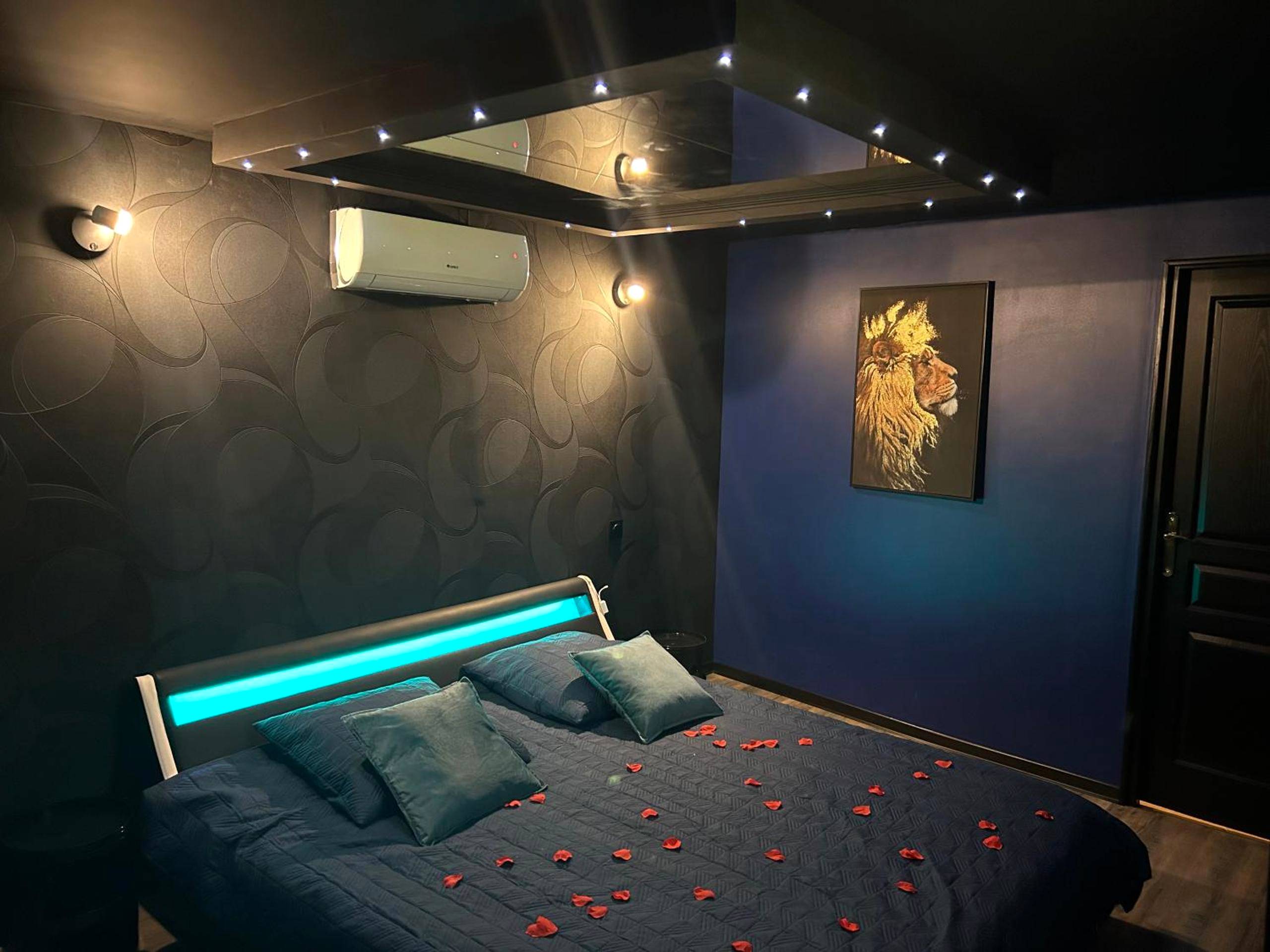 Lit king size avec pétales et miroir au plafond - Love room La Parenthèse Carnoules