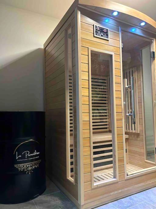 Sauna infrarouge privé en bois clair - Love room La Parenthèse Carnoules