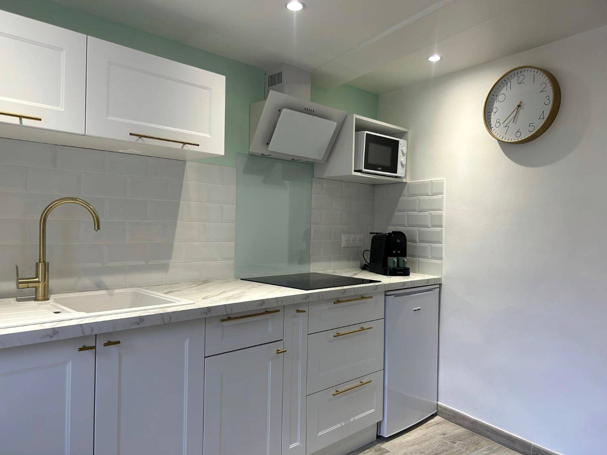 Cuisine équipée moderne blanche et dorée - Love room La Parenthèse Carnoules