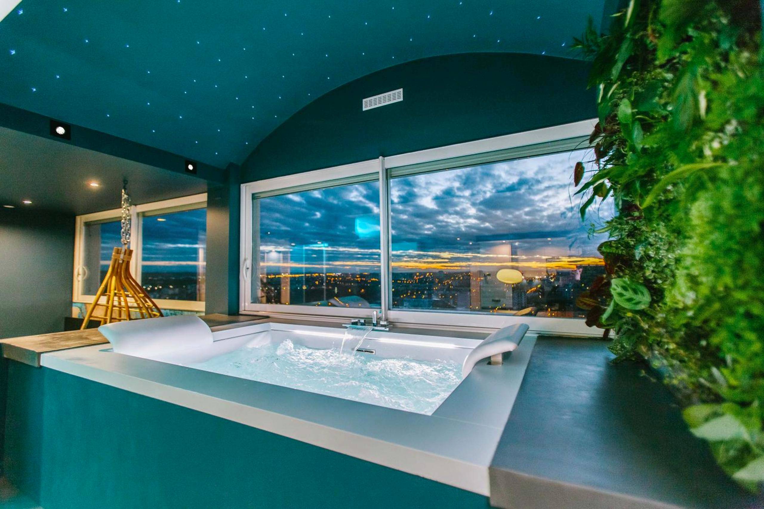 Jacuzzi avec vue panoramique et mur végétal - Love Room Toulouse - Parenthèse Concept Room