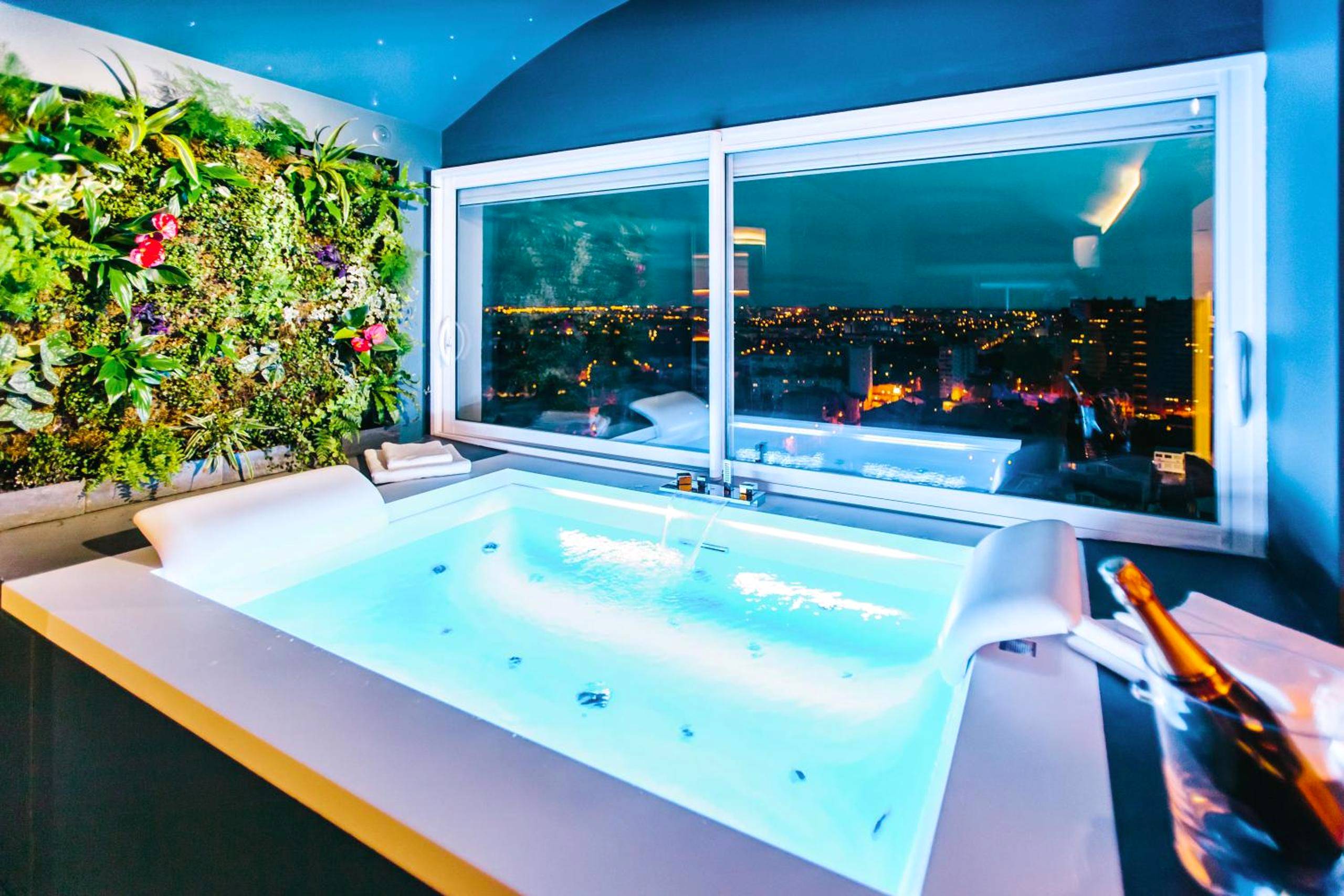 Baignoire balnéo éclairée et bouteille de vin - Parenthèse Concept Room