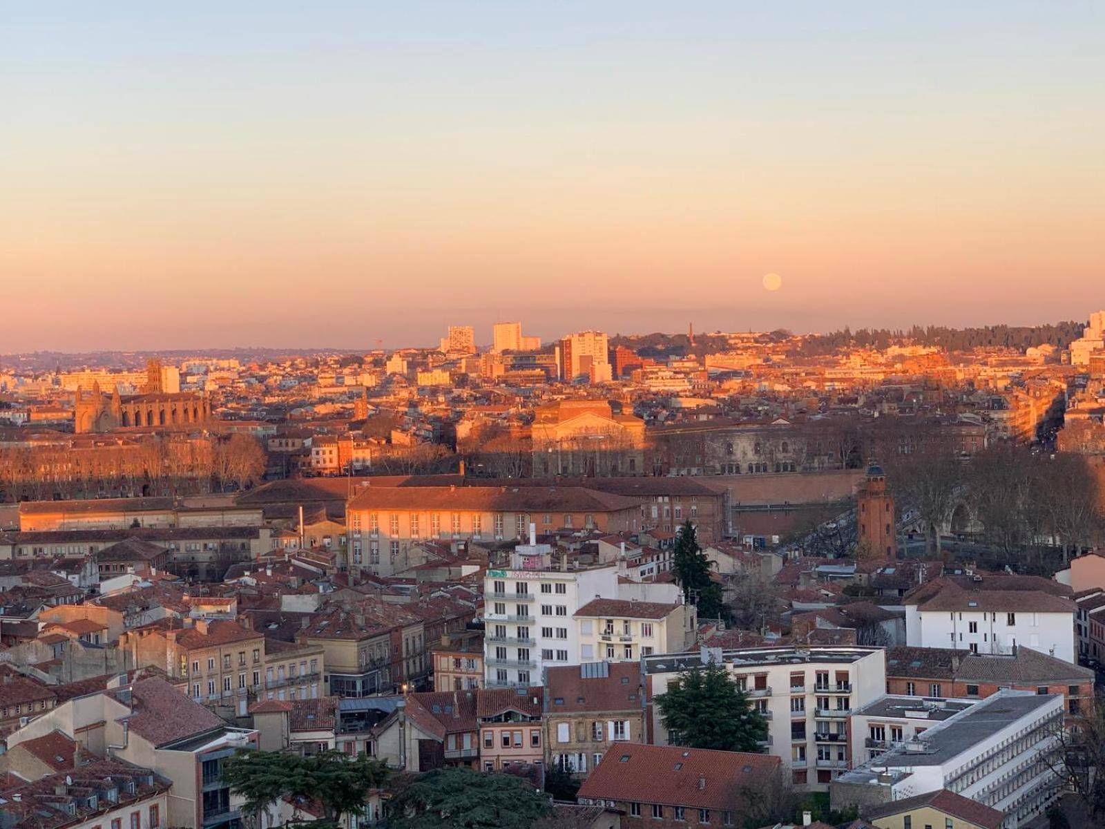 Vue panoramique sur la ville au coucher du soleil - Parenthèse Concept Room