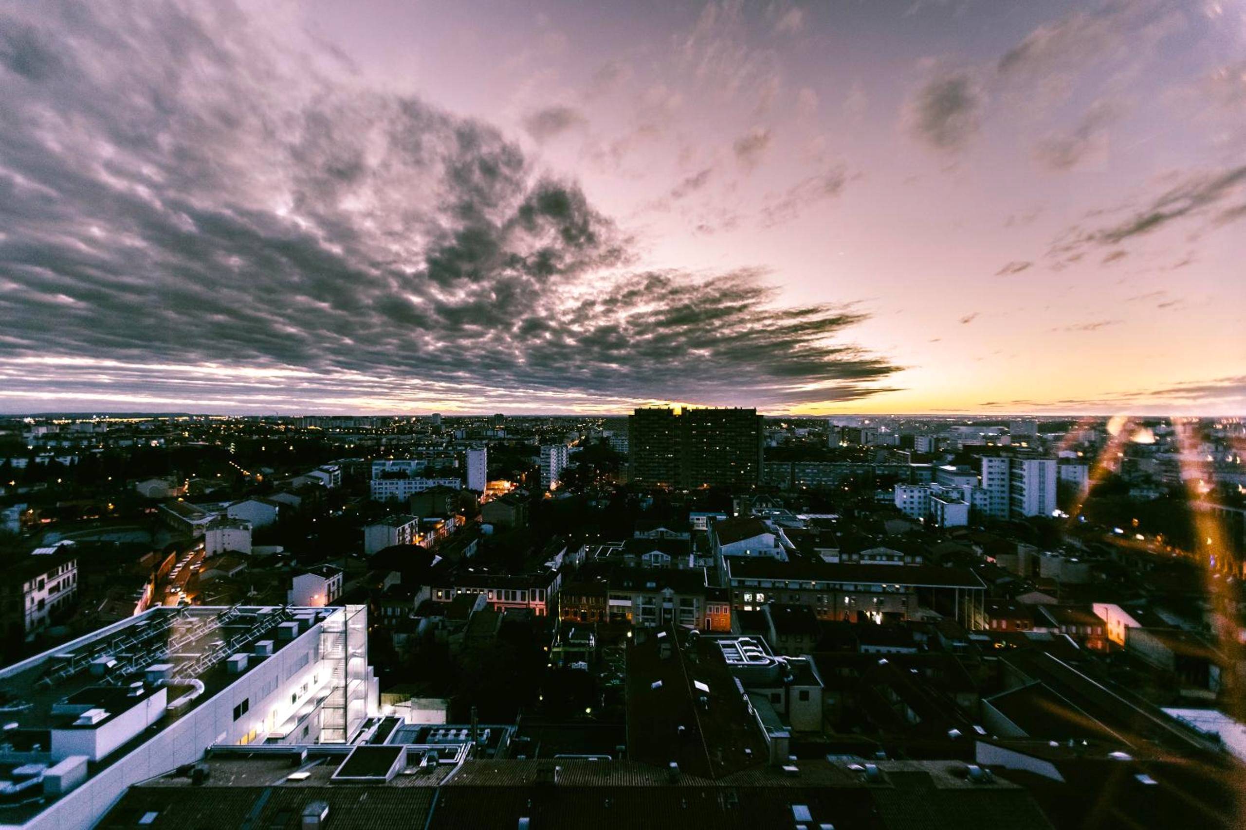 Vue urbaine nocturne depuis le logement - Parenthèse Concept Room
