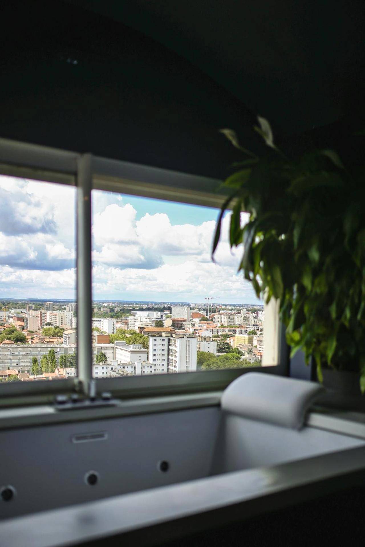 Baignoire avec appui - tête face à la fenêtre - Parenthèse Concept Room