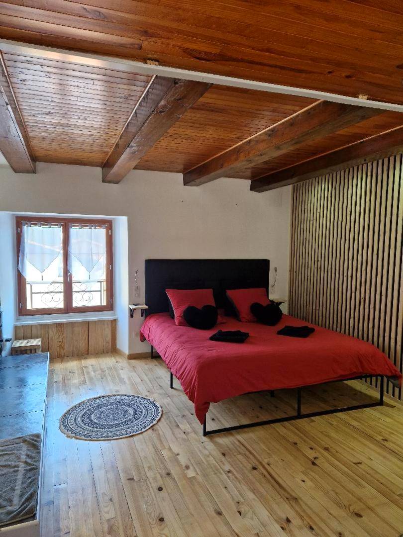 Chambre romantique avec poutres apparentes - La parenthèse coquine