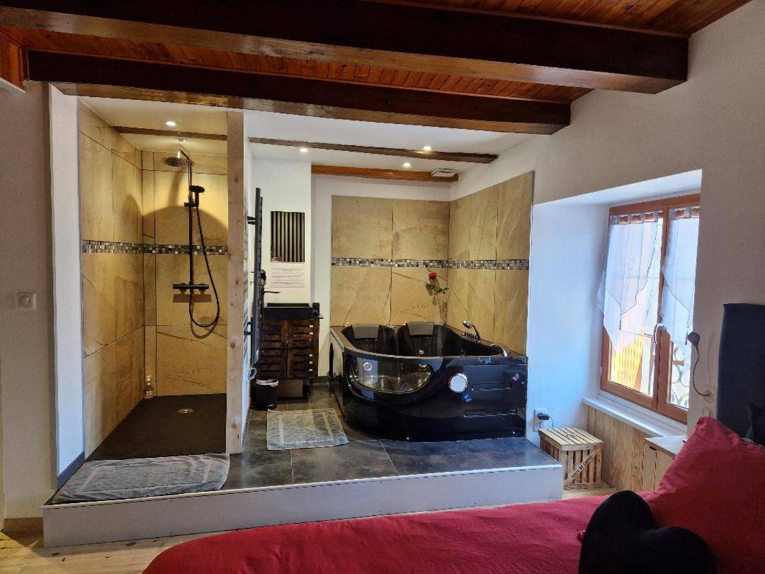 Baignoire balnéo noire et douche à l'italienne - La parenthèse coquine