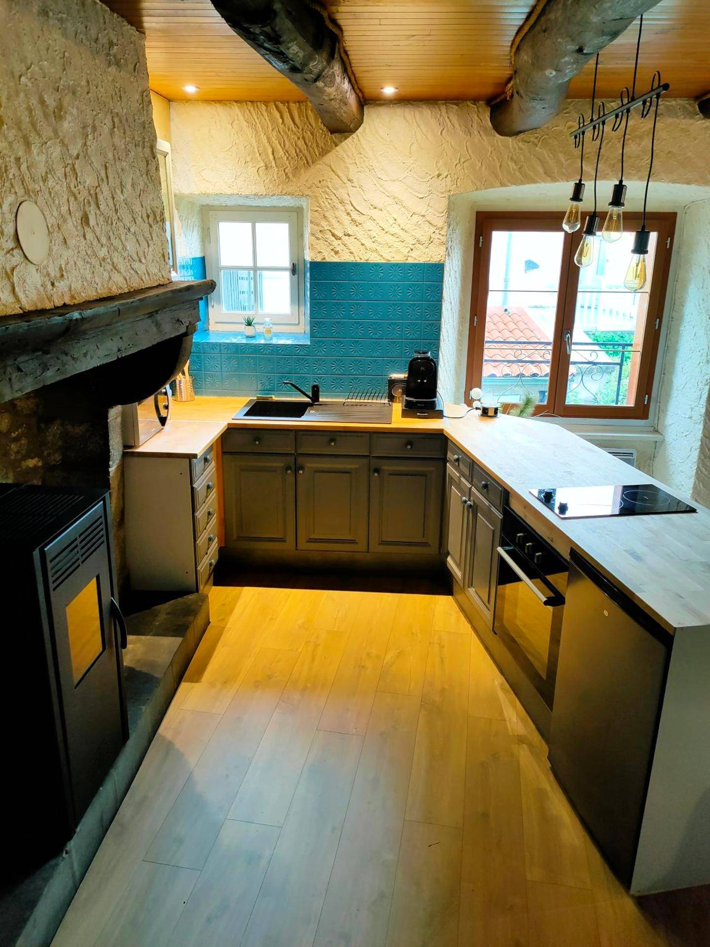 Cuisine équipée avec bar et poêle à granulés - La parenthèse coquine