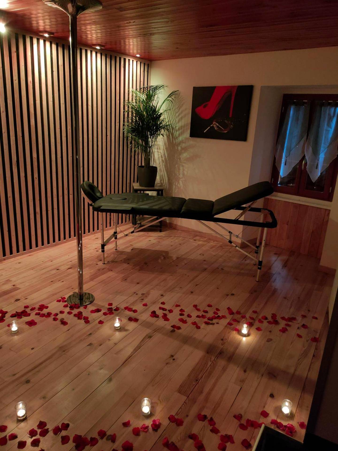 Table de massage et barre de pole dance - La parenthèse coquine