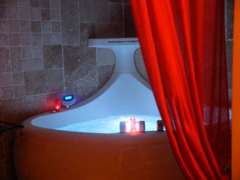 Baignoire balnéo avec éclairage bleu et voilage - Love Room Plan - d'Orgon - Une Parenthese pour Deux