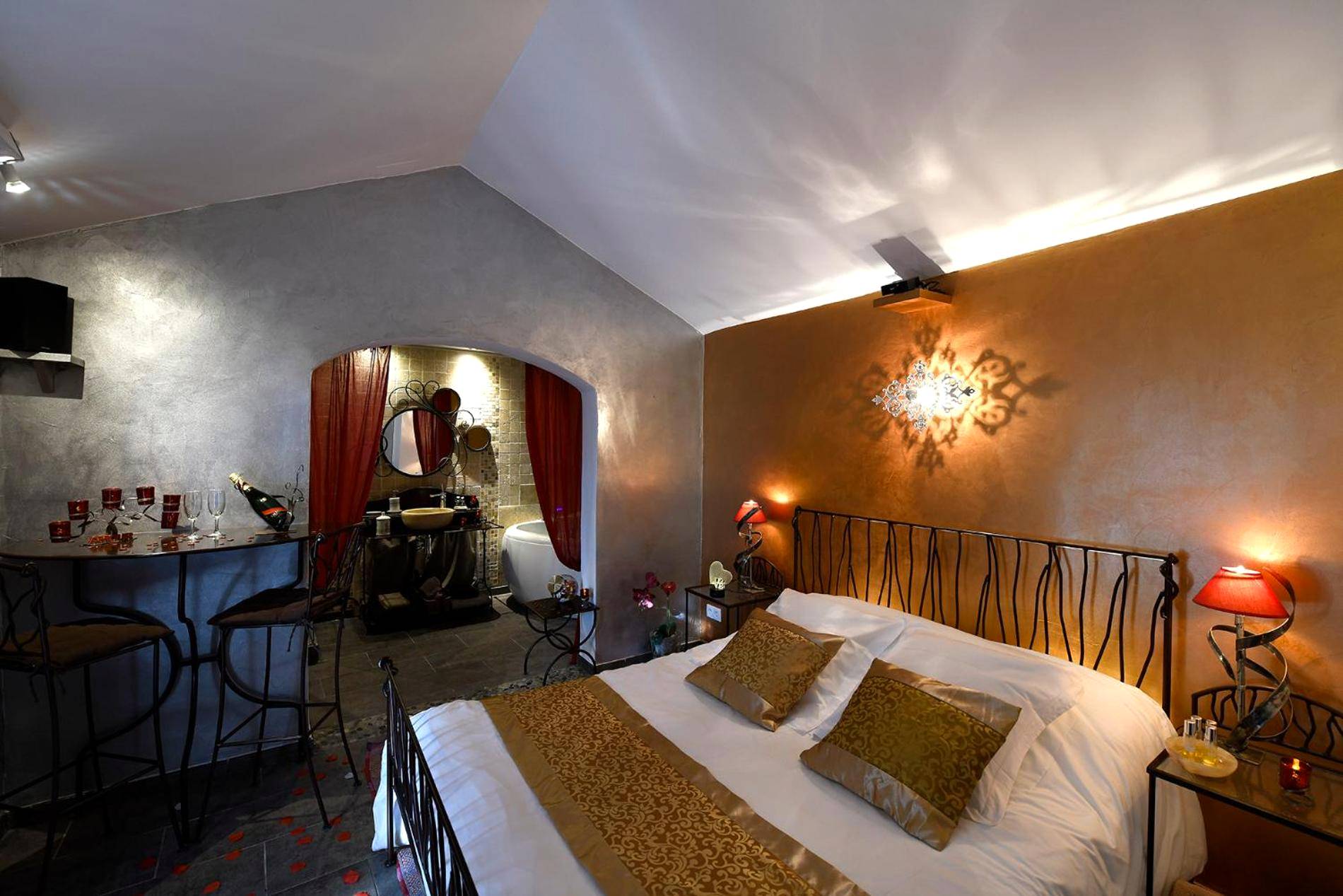 Chambre romantique avec lit double et bar - Une Parenthese pour Deux