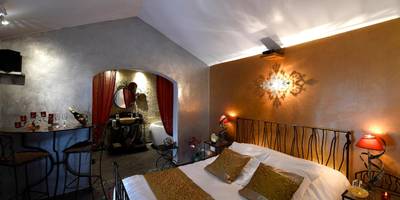 Chambre romantique avec lit double et bar - Une Parenthese pour Deux