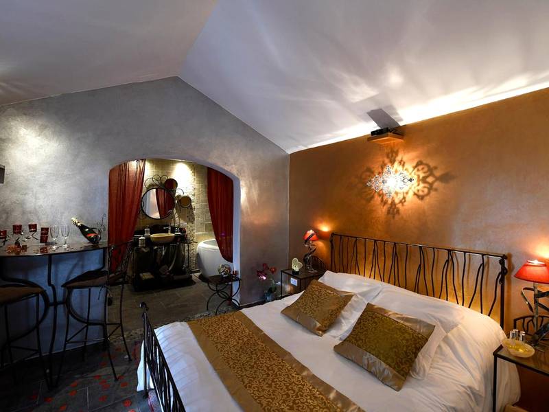 Chambre romantique avec lit double et bar - Une Parenthese pour Deux