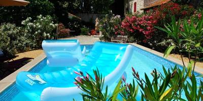 Piscine extérieure avec fauteuils gonflables - Une Parenthese pour Deux