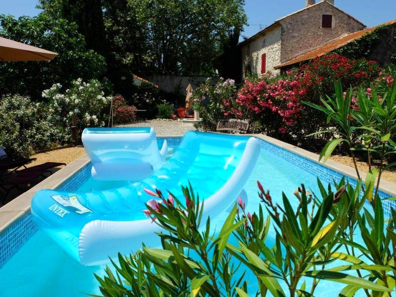 Piscine extérieure avec fauteuils gonflables - Une Parenthese pour Deux