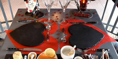 Plateau dînatoire romantique avec champagne - Une Parenthese pour Deux