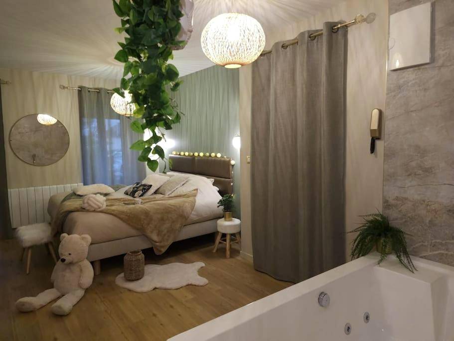 Espace nuit avec lit double et peluche géante - La Parenthèse - Votre Cocon au Centre d'Oyonnax