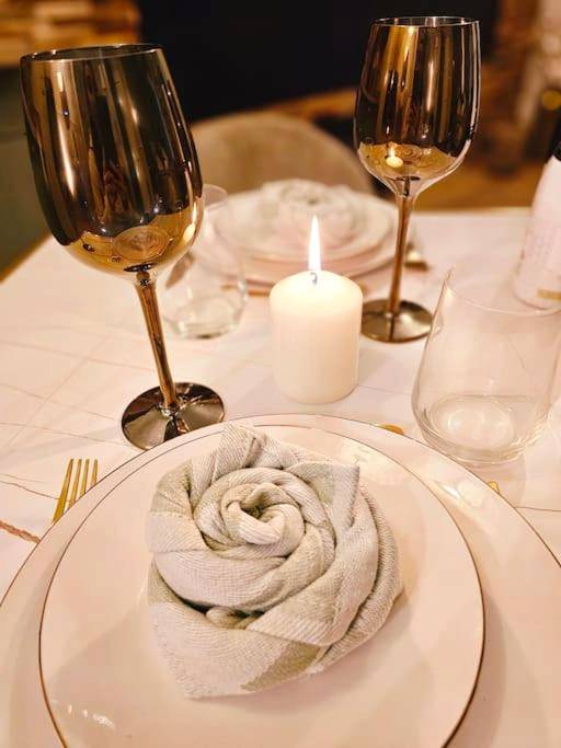 Table dressée avec bougie et verres ambrés - La Parenthèse - Votre Cocon au Centre d'Oyonnax