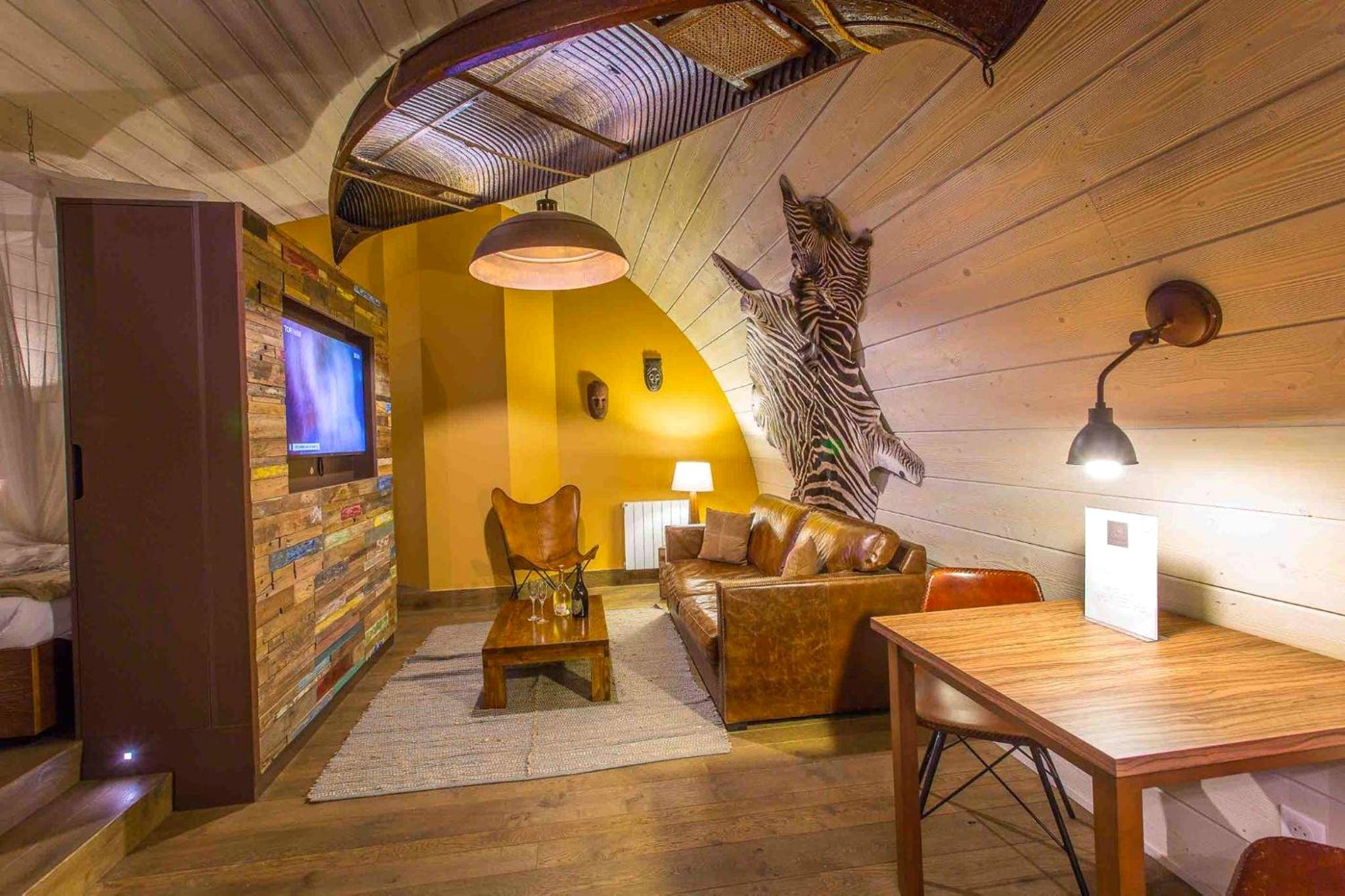 Salon design avec canapé cuir et déco safari - La Parenthèse Envoutée