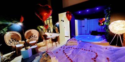 Chambre romantique avec ballons et pétales - La Parenthèse Envoutée