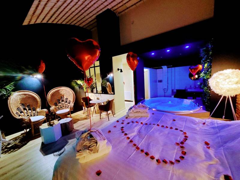 Chambre romantique avec ballons et pétales - La Parenthèse Envoutée