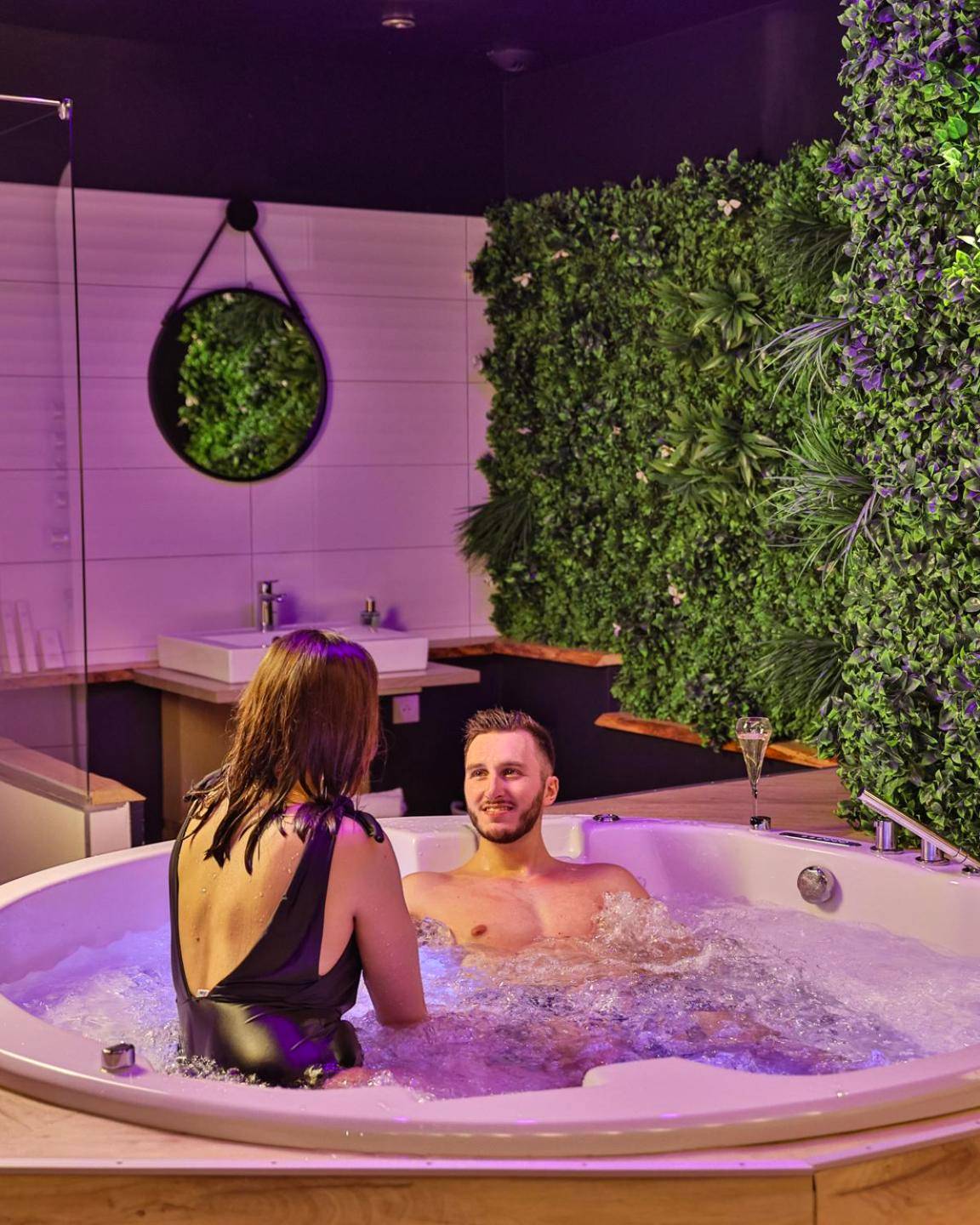 Jacuzzi bouillonnant face à un mur végétal - La Parenthèse Envoutée