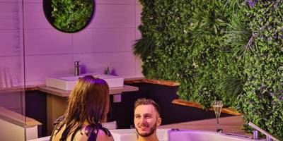 Jacuzzi bouillonnant face à un mur végétal - La Parenthèse Envoutée