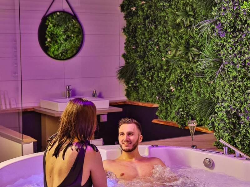 Jacuzzi bouillonnant face à un mur végétal - La Parenthèse Envoutée